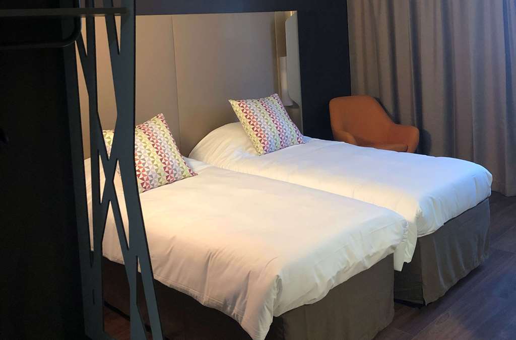 Campanile Marseille Est - Aubagne Hotel Стая снимка